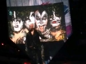 kiss painting